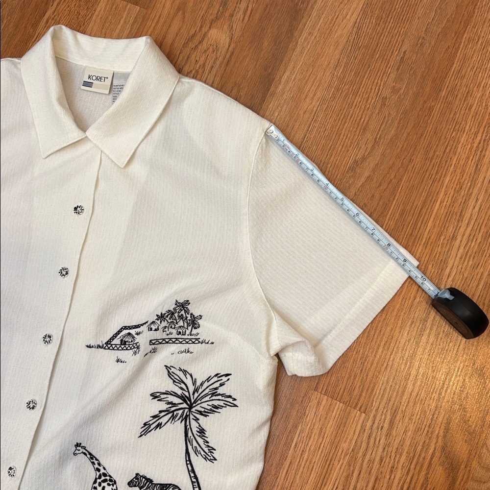 Vintage 1990’s Koret white and black tropical animal button-up top. Size 16W. - Picture 10 of 17